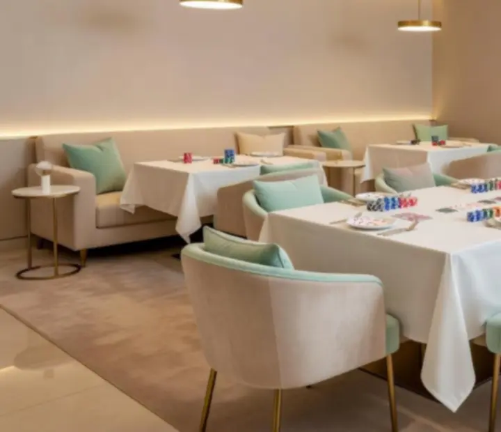Elegancki lounge restauracji Strefaro przygotowany na wieczór pokerowy